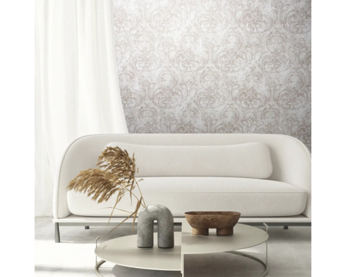 Wohnzimmer mit weißem Sofa, Couchtisch und gemusterter Tapete