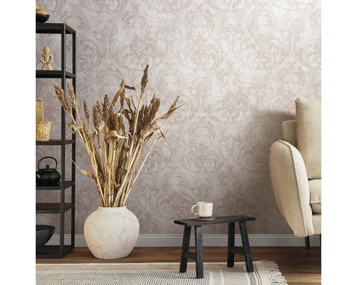 Wohnraum mit gemusterter Tapete, Regal, Couch und Dekoration