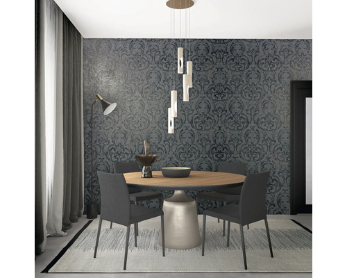 Esszimmer mit rundem Holztisch, Stühlen, Lampe und gemusterter Tapete