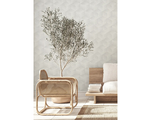 Heller Raum mit Rattanmöbeln, Olivenbaum und geometrischer Tapete für ein modernes Wohnambiente