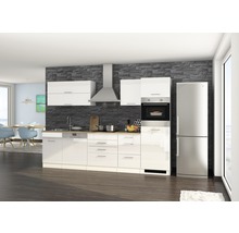 Moderne Küche mit weißen Hochglanzfronten, Dunstabzugshaube und Edelstahlkühlschrank.