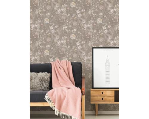 Wohnzimmer mit floral gemusterter Tapete, Sofa und Kommode