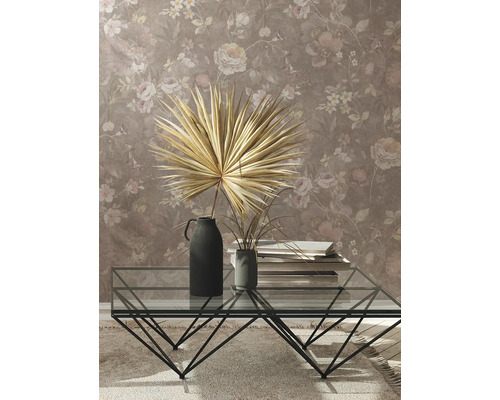 Dekoratives Wohnzimmer mit Blumentapete, Glascouchtisch und Vasen