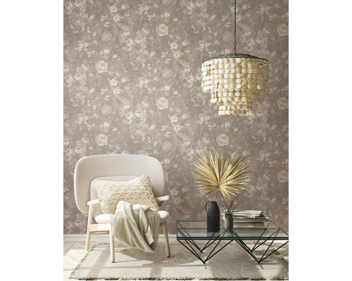 Wohnraum mit floraler Tapete, Sessel, Couchtisch und Hängelampe