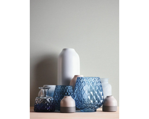 Arrangement verschiedener Vasen aus Keramik und Glas