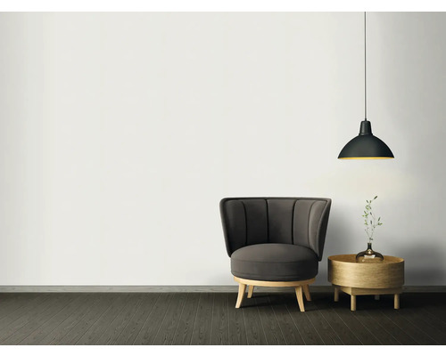 Wohnzimmer-Szene mit Sessel, Beistelltisch und Pendelleuchte für ein stilvolles Interieur