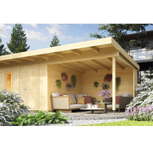 Holzgartenhaus mit überdachter Terrasse und Gartenmöbeln in einer Gartenszene.
