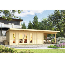 Holzgartenhaus mit Terrasse und Gartenmöbeln im Garten