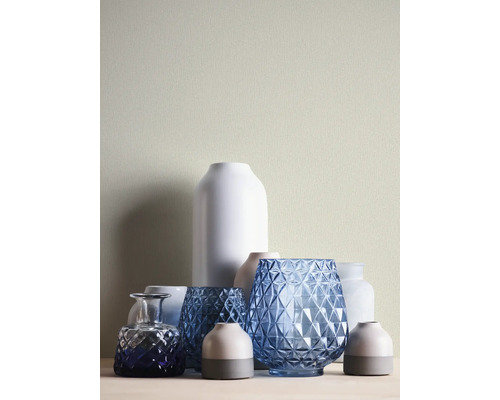 Anordnung verschiedener Vasen aus Keramik und Glas