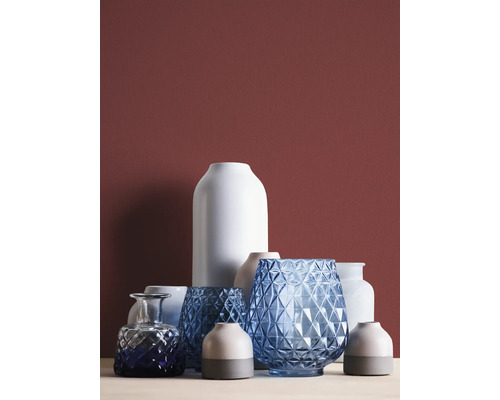 Anordnung verschiedener Vasen aus Glas und Keramik