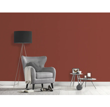 Wohnzimmer mit Sessel, Stehlampe und Wandfarbe