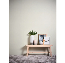 Dekorative Szene mit Bank, Vasen und Bildern an der Wand.