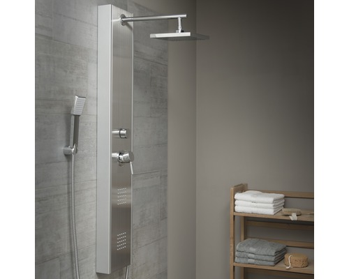 Duschpaneel mit Kopfbrause und Handbrause im Badezimmer.