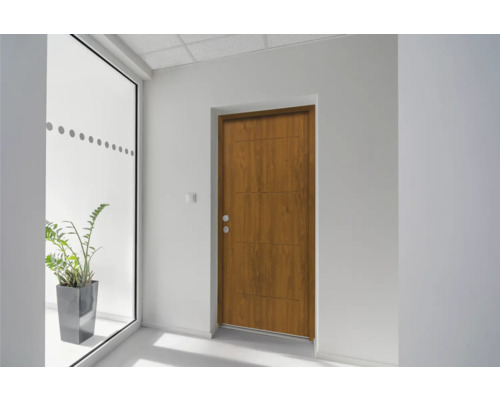 Zimmertür aus Holz in hellem Raum