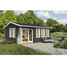 Holzgartenhaus mit Fenstern und Terrassenbereich im Garten