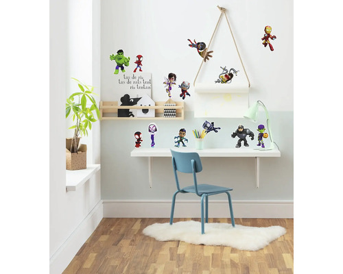 Kinderzimmer mit Schreibtisch, Stuhl und Wandstickern mit Marvel Motiven