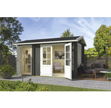 Gartenhaus mit geöffneten Doppeltüren, Gartenmöbeln auf der Terrasse und Werkzeugen im Inneren.