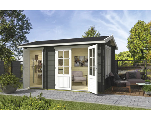 Gartenhaus mit geöffneten Doppeltüren, Gartenmöbeln auf der Terrasse und Werkzeugen im Inneren.