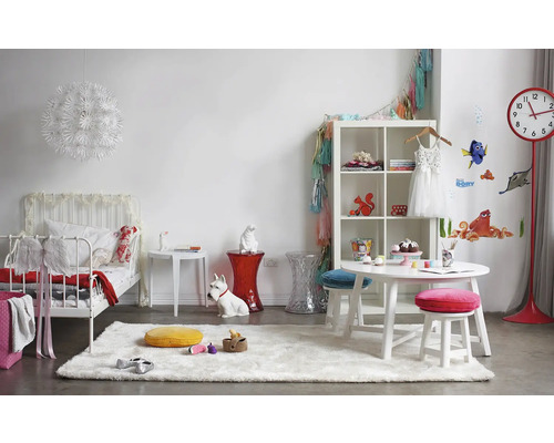 Kinderzimmer mit Bett, Tisch, Stühlen und Regalen in heller und freundlicher Gestaltung.