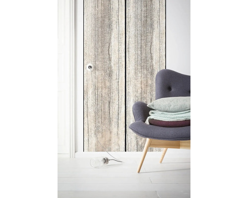 Wohnraum mit Holztapete und Sessel