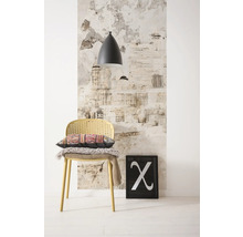 Dekoratives Interieur mit Stuhl, Kissen, Decke, Lampe und Wandbild