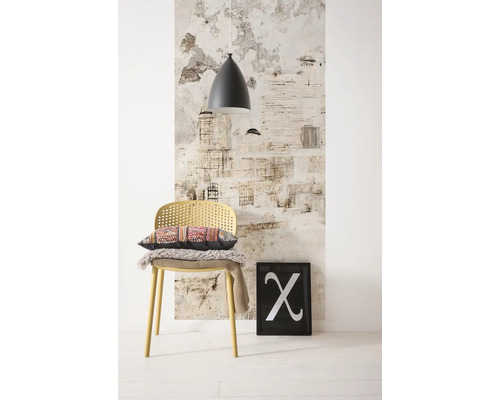 Dekoratives Interieur mit Stuhl, Kissen, Decke, Lampe und Wandbild