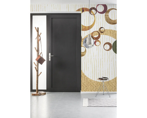 Eingangsbereich mit Innentür, Garderobenständer und Mustertapete