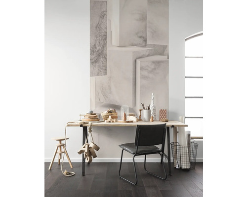 Helles Arbeitszimmer mit Holzboden, Schreibtisch, Stuhl und Wandtapete mit Würfelmuster