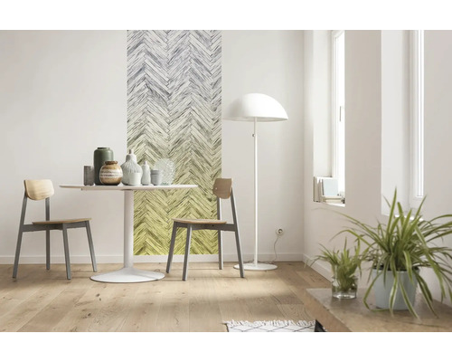 Heller Raum mit Esstisch, Stühlen, Stehlampe und Dekoration