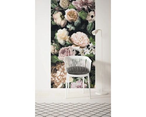 Szene mit Fototapete mit Blumenmotiv, Stuhl und Stehlampe