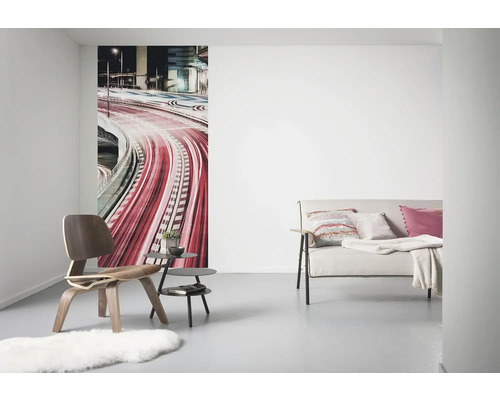 Wohnzimmer mit Fototapete, Sessel, Beistelltisch und Sofa