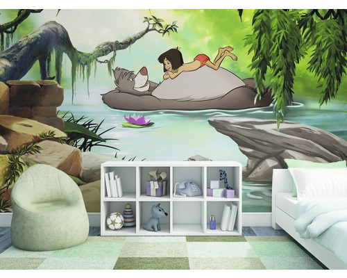 Kinderzimmer mit Dschungelbuch-Tapete, Sitzsack, Regal und Bett