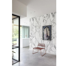 Modernes Interieur mit Marmortapete, Stahldrahtstuhl und Kunstdruck