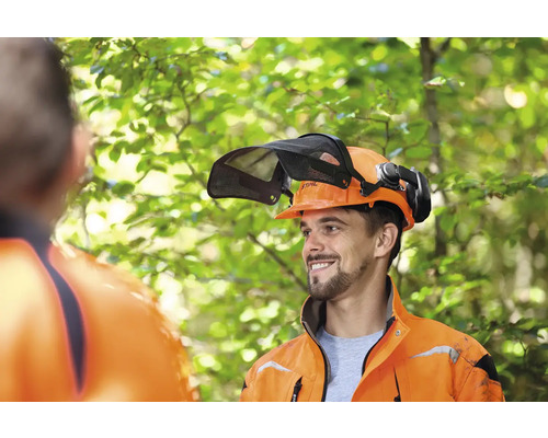 Forstwirt mit Forsthelm mit Visier und Gehörschutz von Stihl