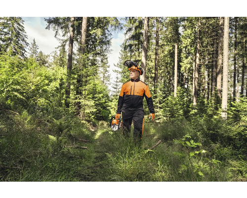 Forstwirt mit Motorsäge und Schutzkleidung im Wald