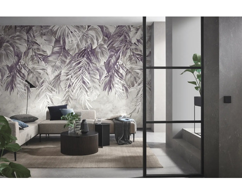 Wohnzimmer mit gemusterter Tapete, Sofa und Couchtisch