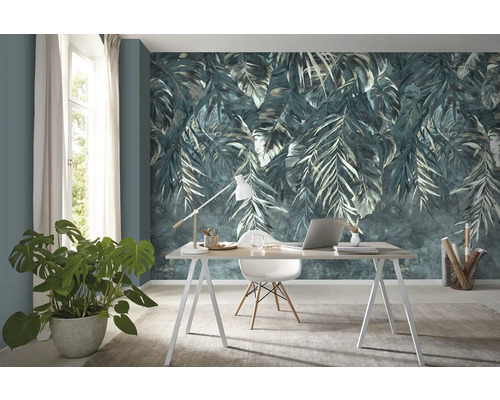Arbeitszimmer mit Fototapete mit Pflanzenmuster, Schreibtisch und Topfpflanze