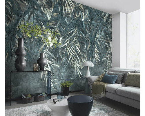 Wohnzimmer mit Fototapete mit Dschungelmotiv, Sofa und Dekoration