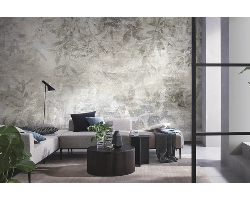 Wohnzimmer mit grauer Couch, Couchtisch und gemusterter Tapete