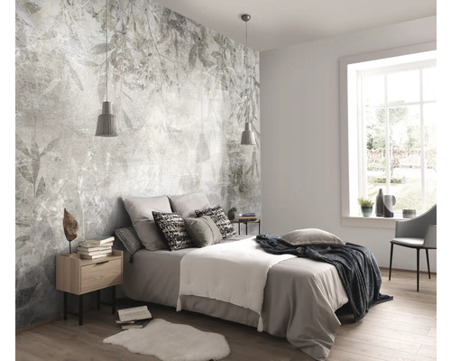 Schlafzimmer mit Tapete, Bett und Nachttisch