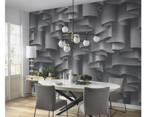 Esszimmer mit Esstisch, Stühlen und einer Tapete mit dreidimensionalem Design.