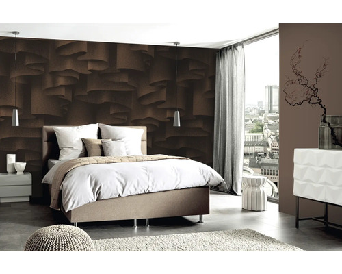 Helles Schlafzimmer mit Doppelbett, Nachttisch und brauner gemusterter Tapete