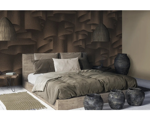 Schlafzimmer mit Bett, Nachttisch, Teppich, Pendelleuchten, Vasen und Wandtapete mit Strukturmuster