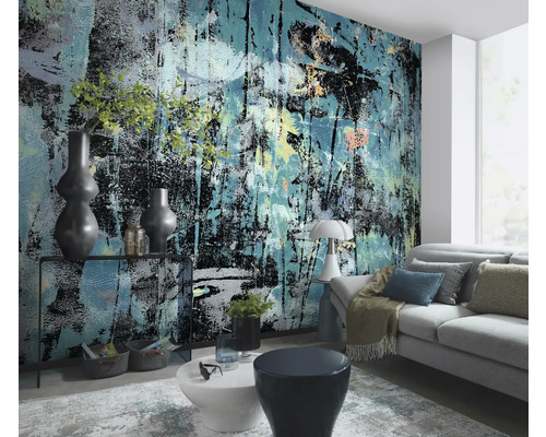 Wohnzimmer mit gemusterter Tapete, Sofa und Dekoration