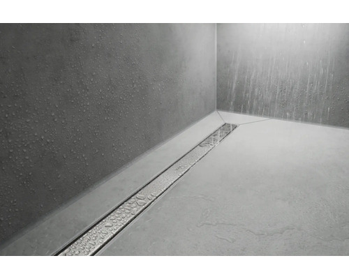 Badezimmer mit Entwässerungsrinne im Duschbereich