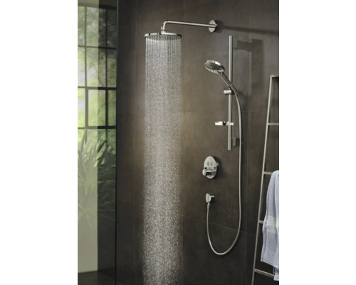 Dusche mit Kopfbrause und Handbrause in einem Badezimmer