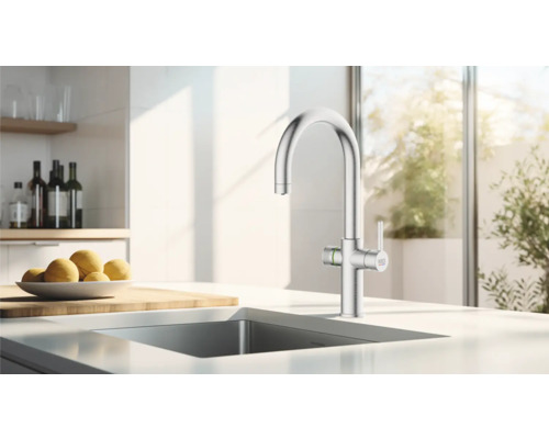 Küchenszene mit Spüle und Armatur in hellem Design.