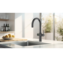 Küchenszene mit modernem, dunklem Wasserhahn am Spülbecken