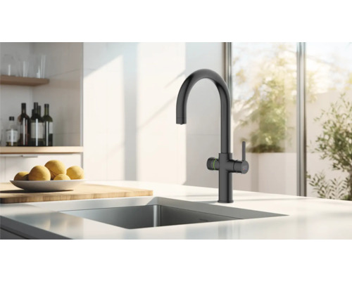 Küchenszene mit modernem, dunklem Wasserhahn am Spülbecken