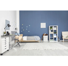 Jugendzimmer mit Bett, Schreibtisch, Regal und Sessel in hellem und modernem Design